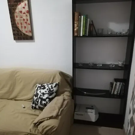 Camera Privata Singola In Appartamento, Bagno In Comune, Aria Condizionata Caldo Freddo, Wifi, Tv