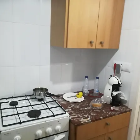 Guest house Camera Privata Singola In Appartamento, Bagno In Comune, Aria Condizionata Caldo Freddo, Wifi, Tv *