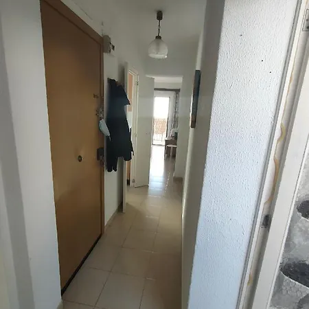 Guest house Camera Privata Singola In Appartamento, Bagno In Comune, Aria Condizionata Caldo Freddo, Wifi, Tv
