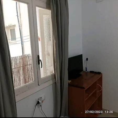 Guest house Camera Privata Singola In Appartamento, Bagno In Comune, Aria Condizionata Caldo Freddo, Wifi, Tv