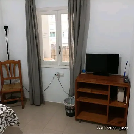 Guest house Camera Privata Singola In Appartamento, Bagno In Comune, Aria Condizionata Caldo Freddo, Wifi, Tv *